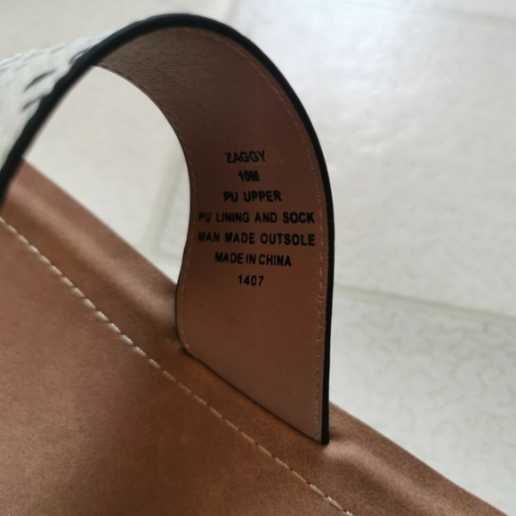 Size 10 Sandals - Picture 4 of 4